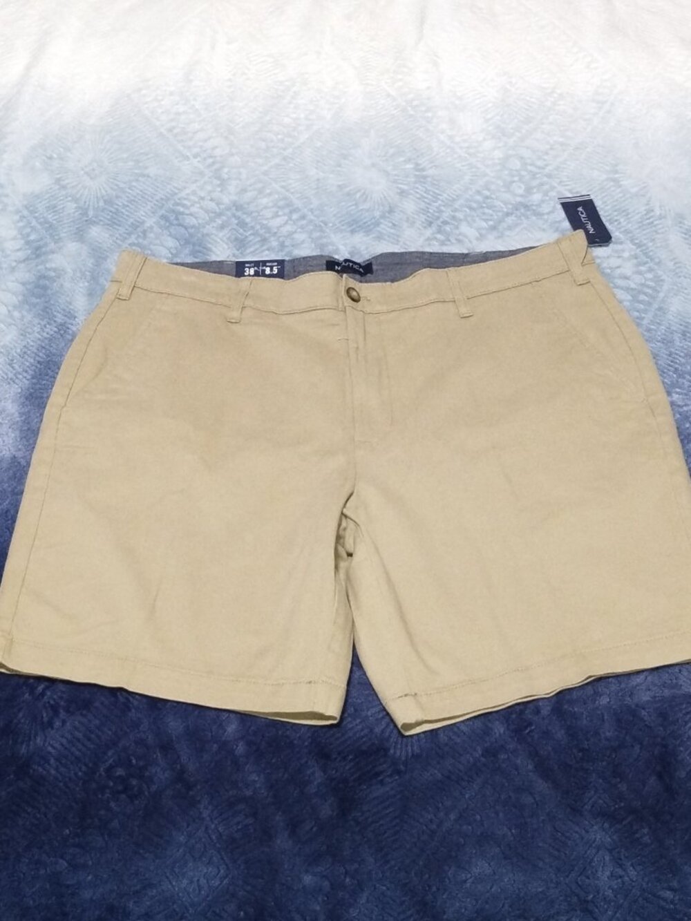 Men's Nautica Deck Shorts/Khaki. Size 38 Stretch. NWT-Retail $59.50.